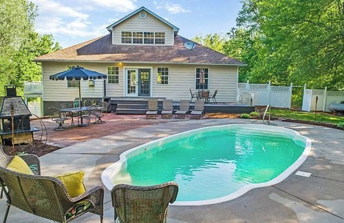 Cape Girardeau House | 3+ acre Home: Pool Table, Putt-Putt, 4 miles to Downtown and SEMO, Summer Pool