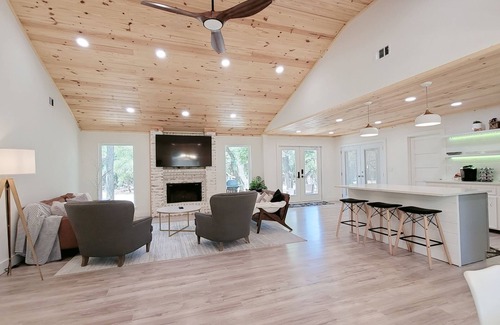 Georgetown House | 3 acre lot with King bed, 5 min from Lake Georgetown, Getaway, Sleeps 11 people
