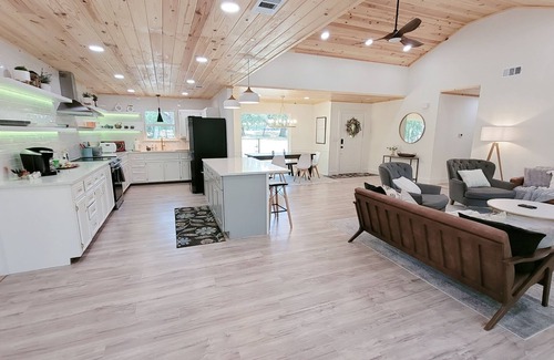Georgetown House | 3 acre lot with King bed, 5 min from Lake Georgetown, Getaway, Sleeps 11 people