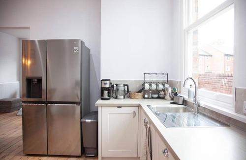 Old Trafford Apartment | 3 Bath Contemporary Victorian Near Manchester Attractions