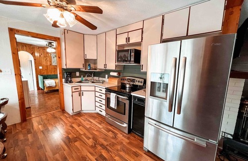 West Newton House | 3 bd 10 min to Dwtwn Washer-dryer