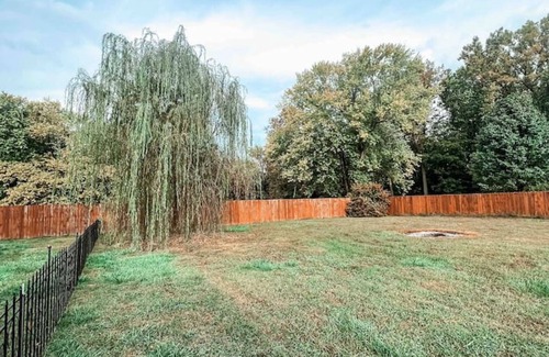 West Newton House | 3 bd 10 min to Dwtwn Washer-dryer