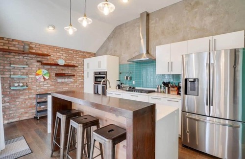 Far North Dallas House | 3-BD/2-BA Northern Dallas Retreat | Hot Tub & BBQ