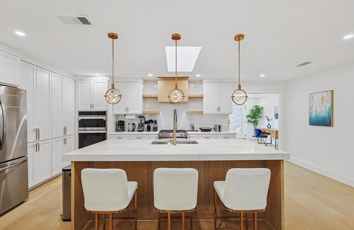 Northeast Dallas House | 3-BD/3-BA Bungalow ft. Backyard w/Deck & Firepit