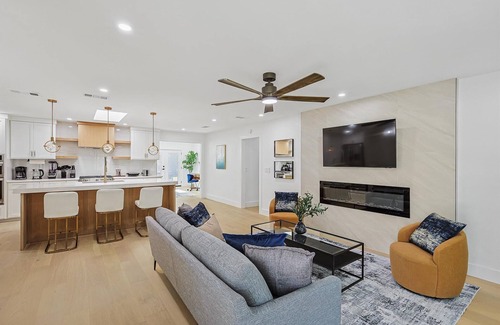 Northeast Dallas House | 3-BD/3-BA Bungalow ft. Backyard w/Deck & Firepit