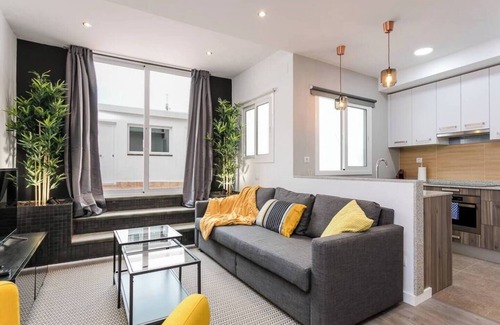 Collblanc y La Torrassa Apartment | 3 bdr&terrace close to subway