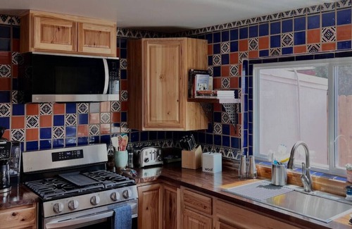Las Cruces House | 3 bd/Full kitchen/fenced yard near Field of Dreams