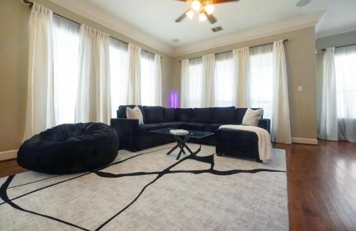 Downtown Dallas Apartment | 3 BD Townhome w Rooftop Terrace w Free Parking