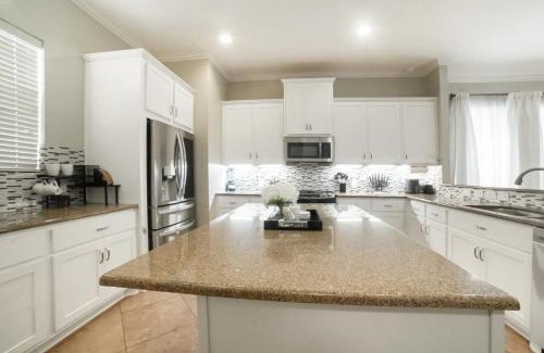 Downtown Dallas Apartment | 3 BD Townhome w Rooftop Terrace w Free Parking