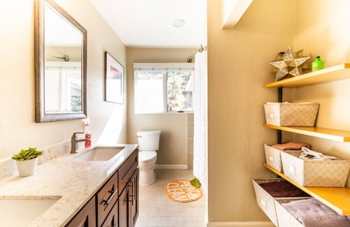 Leona Heights House | 3+Bdr, 2.5 bath w/extra space for remote work. Oakland Hills