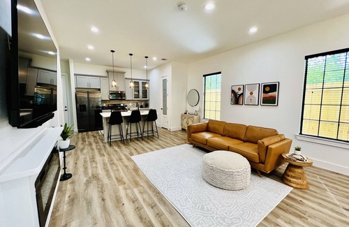 OST - South Union House | 3 BDR Gated Home, 2 King Beds, Near Medical Center, NRG Stadium & Downtown