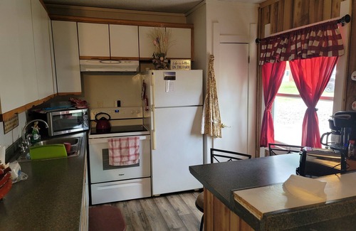 Johnston City Cottage | 3 Bdr Getaway Hunters, Fishermen, Racers Vendors parking for your equipment!n