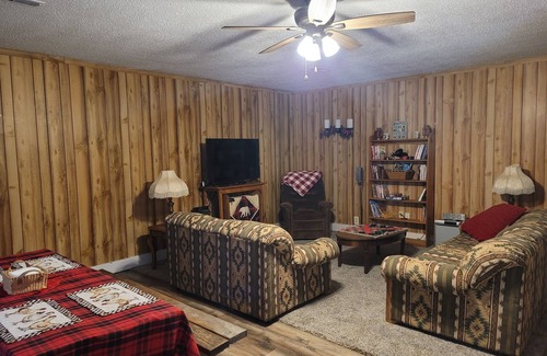 Johnston City Cottage | 3 Bdr Getaway Hunters, Fishermen, Racers Vendors parking for your equipment!n