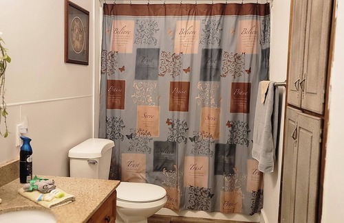 Johnston City Cottage | 3 Bdr Getaway Hunters, Fishermen, Racers Vendors parking for your equipment!n
