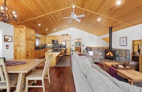 Tahoma House | 3 BDR Hidden Gem Minutes from Lake Tahoe Beaches and Ski Resorts!
