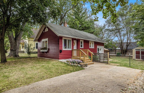 Grandville House | 3 Bdr House-Hot tub, fenced yard