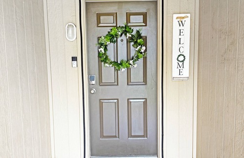 Mustang House | 3-bdr house in beautiful Mustang with HighSpeed WiFi, New furniture throughout