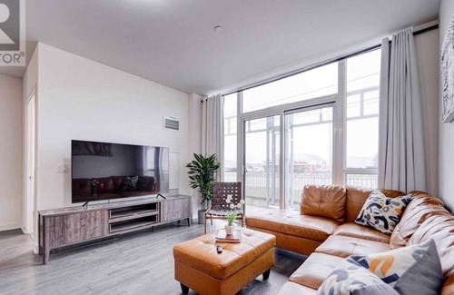 Central Erin Mills Condo | 3 bdr plus den with 1155 sq ft living space