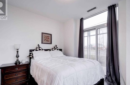 Central Erin Mills Condo | 3 bdr plus den with 1155 sq ft living space