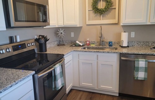 Otterbien Home House | 3 BDR Ranch w/Fenced yard, laundry, garage + more