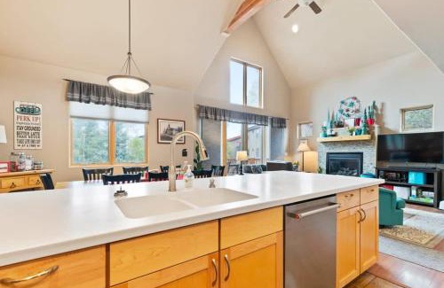 Wildernest House | 3 BDR Retreat Cozy Home with Private Hot Tub