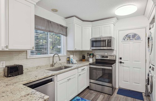 Lawton Woods House | 3 BDR Stay for 8 Near Beach, Shops, & Golf Course!