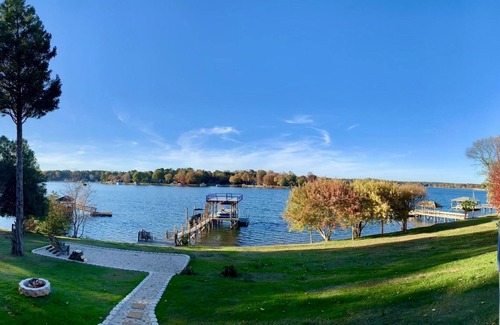 Governor's Island House | 3 Bdrm/2 Bath Lakefront Bungalow with Amazing Views.