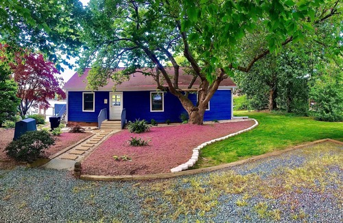 Governor's Island House | 3 Bdrm/2 Bath Lakefront Bungalow with Amazing Views.