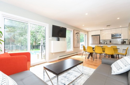 Ottawa Division Apartment | 3 bdrm, 3 bath - Executive Apt w/Outdoor Pool - Nepean
