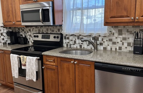 Oyster Bay Apartment | 3 BDRM apartment. Walk to Beach, Marina, parks, cafes, restaurants.