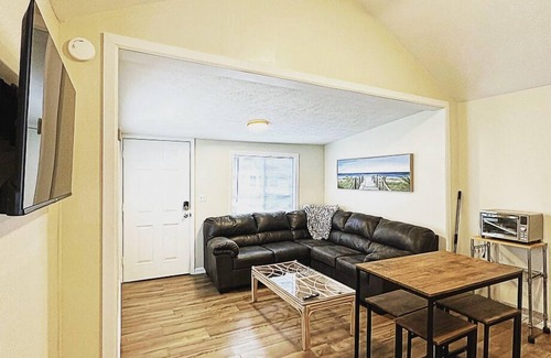 Geneva-on-the-Lake House | 3 BDRM Bungalow Sleeps 6 In The Heart of GOTL