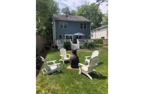 Homewood House | 3 bdrm close to city center, great yard & parking!