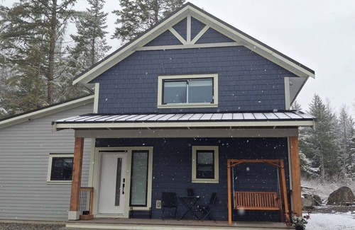 Fraser Valley Regional District Cabin | 3-bdrm cozy cabin in gorgeous Sunshine Valley w/the comforts of home in nature.