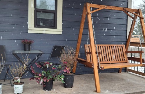 Fraser Valley Regional District Cabin | 3-bdrm cozy cabin in gorgeous Sunshine Valley w/the comforts of home in nature.