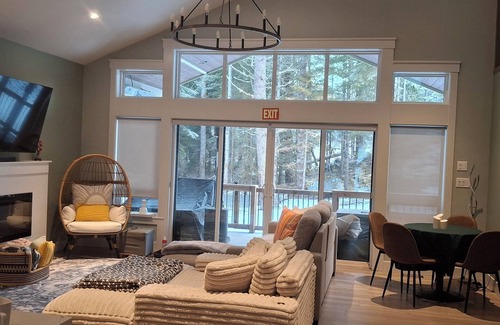 Fraser Valley Regional District Cabin | 3-bdrm cozy cabin in gorgeous Sunshine Valley w/the comforts of home in nature.
