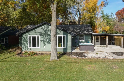 Bloomington House | 3 bdrm home w/ hot tub & fire pit. Close to ISU, IWU, Uptown & multiple parks.