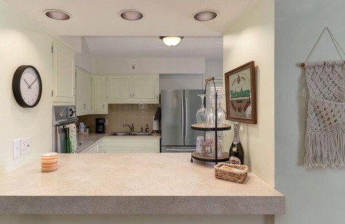 Bloomington House | 3 bdrm home w/ hot tub & fire pit. Close to ISU, IWU, Uptown & multiple parks.