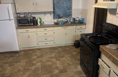 Waterloo House | 3-bdrm house with AC, small fitness station, WiFi in enchanting Waterloo Iowa.