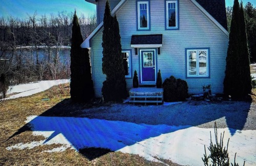 Grey Highlands Ski Chalet | 3 Bdrm Lakefront Cottage with Hot Tub In Blue Mountain