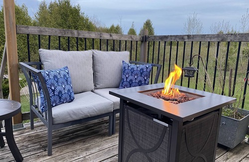 Grey Highlands Ski Chalet | 3 Bdrm Lakefront Cottage with Hot Tub In Blue Mountain