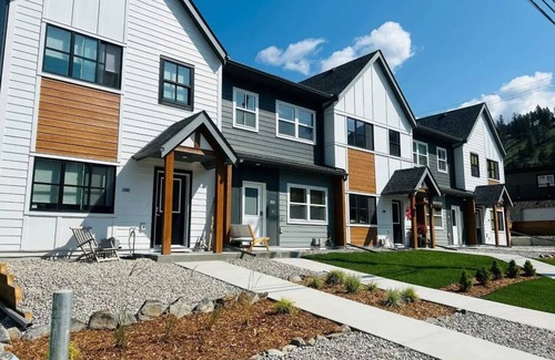 East Kootenay Condo | 3 BDRM Mountain View Condo in Radium Hot Springs, BC with Pool Table