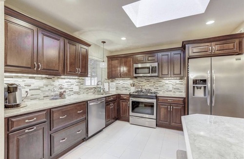 Jewell Heights - Hoffman Heights House | 3 bdrm, SUNROOM & Patio; Near shops/Light Rail and easy access to downtown