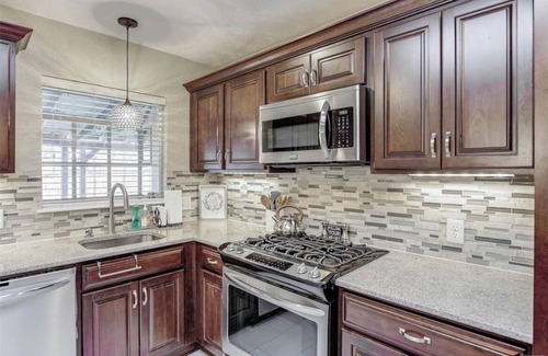Jewell Heights - Hoffman Heights House | 3 bdrm, SUNROOM & Patio; Near shops/Light Rail and easy access to downtown