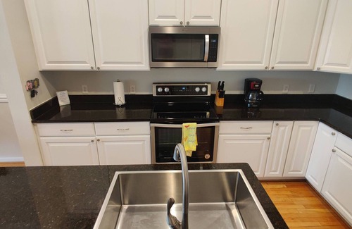 Sunset Point House | 3 Bdrm Townhome With Stunning River Views! Easy walk to shops/beach!