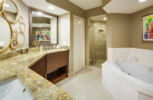 South Island Hotel | 3 Beachfront Suites: Kitchen, Balcony & Free Parking Included!