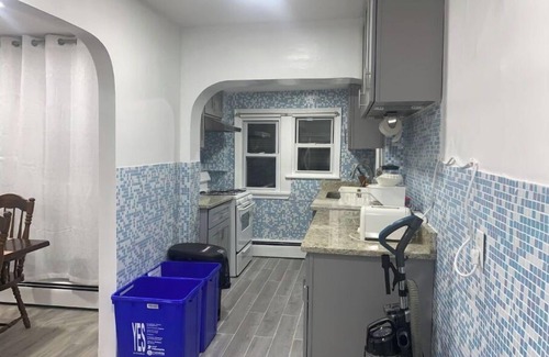 Northeast Philadelphia House | 3 bed/1 bath (with a king bed) best location, connect to everywhere