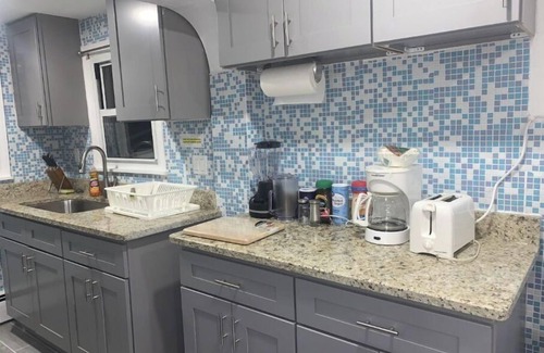 Northeast Philadelphia House | 3 bed/1 bath (with a king bed) best location, connect to everywhere