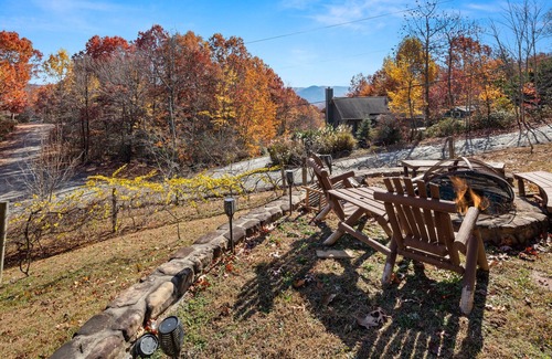 Fairview House | 3 bed/2.5 bath sleeps 6 - Hot Tub & Fire Pit - Autumn Ridge