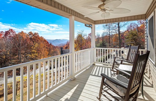 Fairview House | 3 bed/2.5 bath sleeps 6 - Hot Tub & Fire Pit - Autumn Ridge