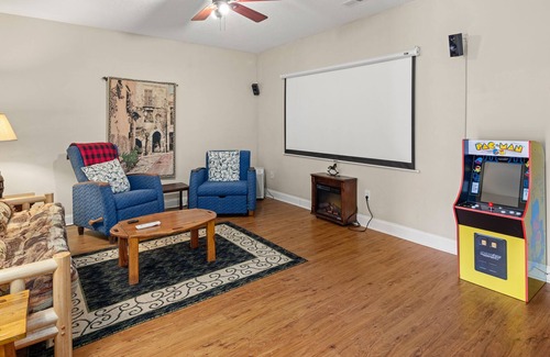 Fairview House | 3 bed/2.5 bath sleeps 6 - Hot Tub & Fire Pit - Autumn Ridge